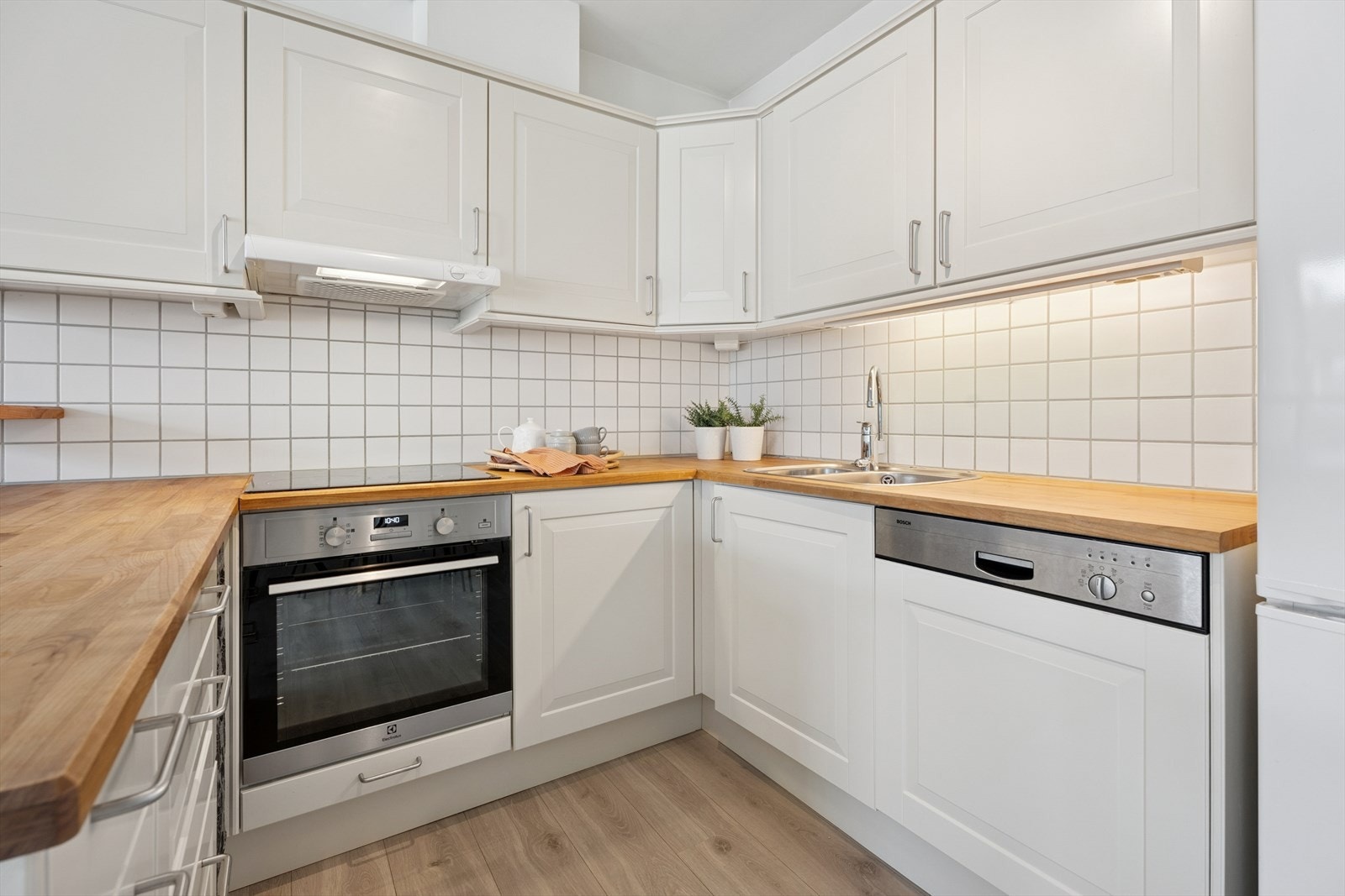 Av integrerte hvitevarer medfølger stekeovn og oppvaskmaskin, og det er avsatt plass til et frittstående kjøl-/fryseskap. Galleribilde