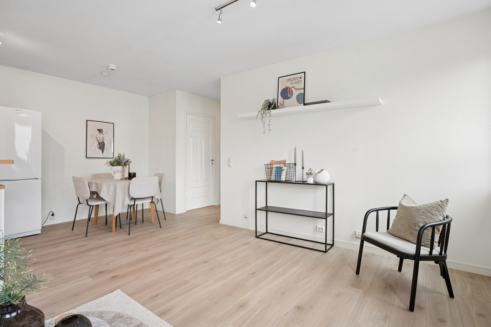 Stuen er lys og trivelig med fine møblerings muligheter. Galleribilde