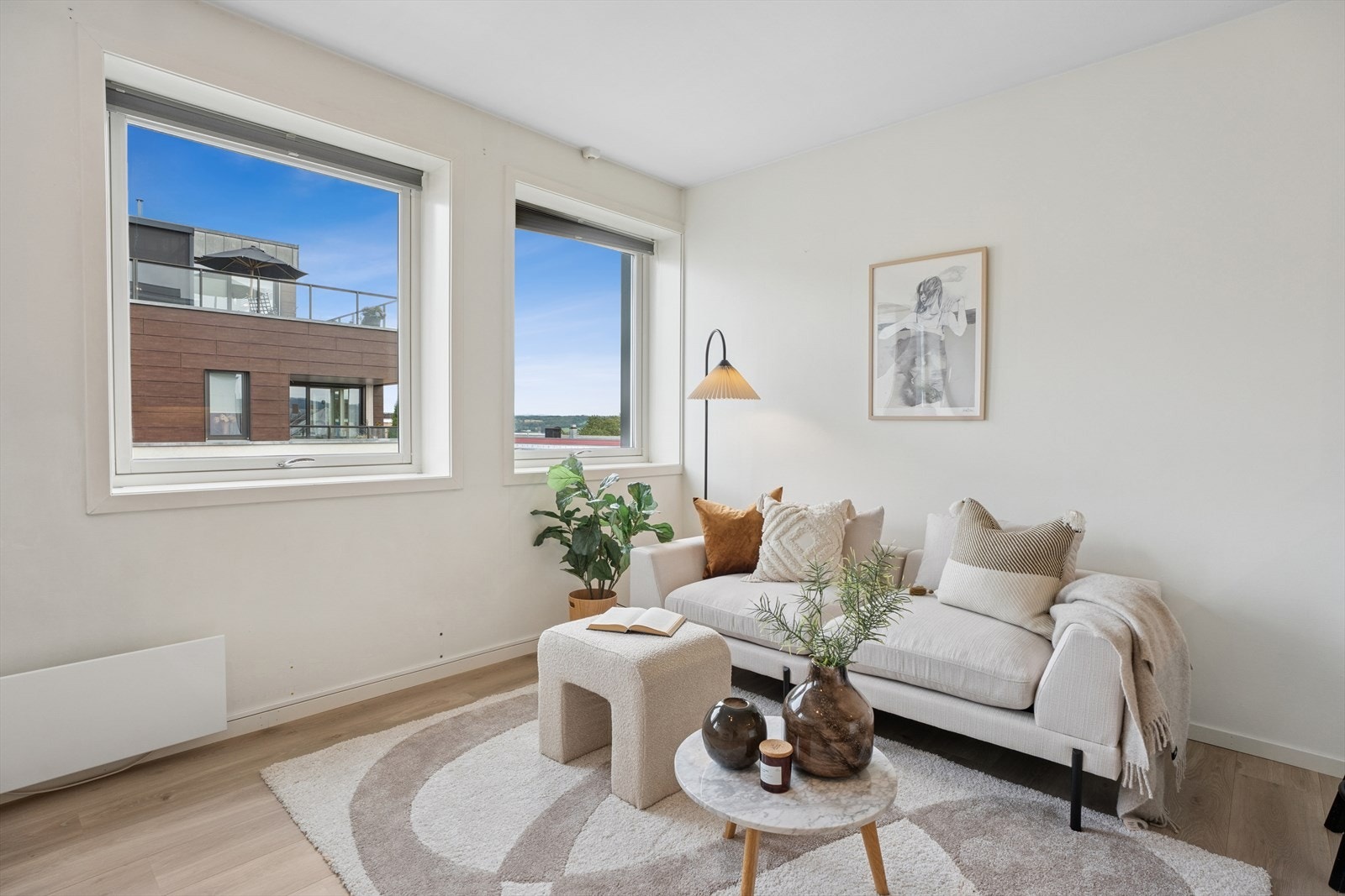 Leiligheten har i hovedsak laminatgulv og vegger med malt strie. Galleribilde