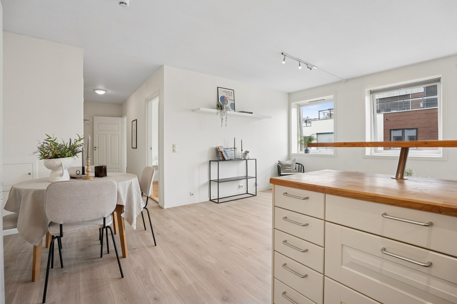 En naturlig plassering for spisebordet i tilknytning til kjøkkenet. Galleribilde