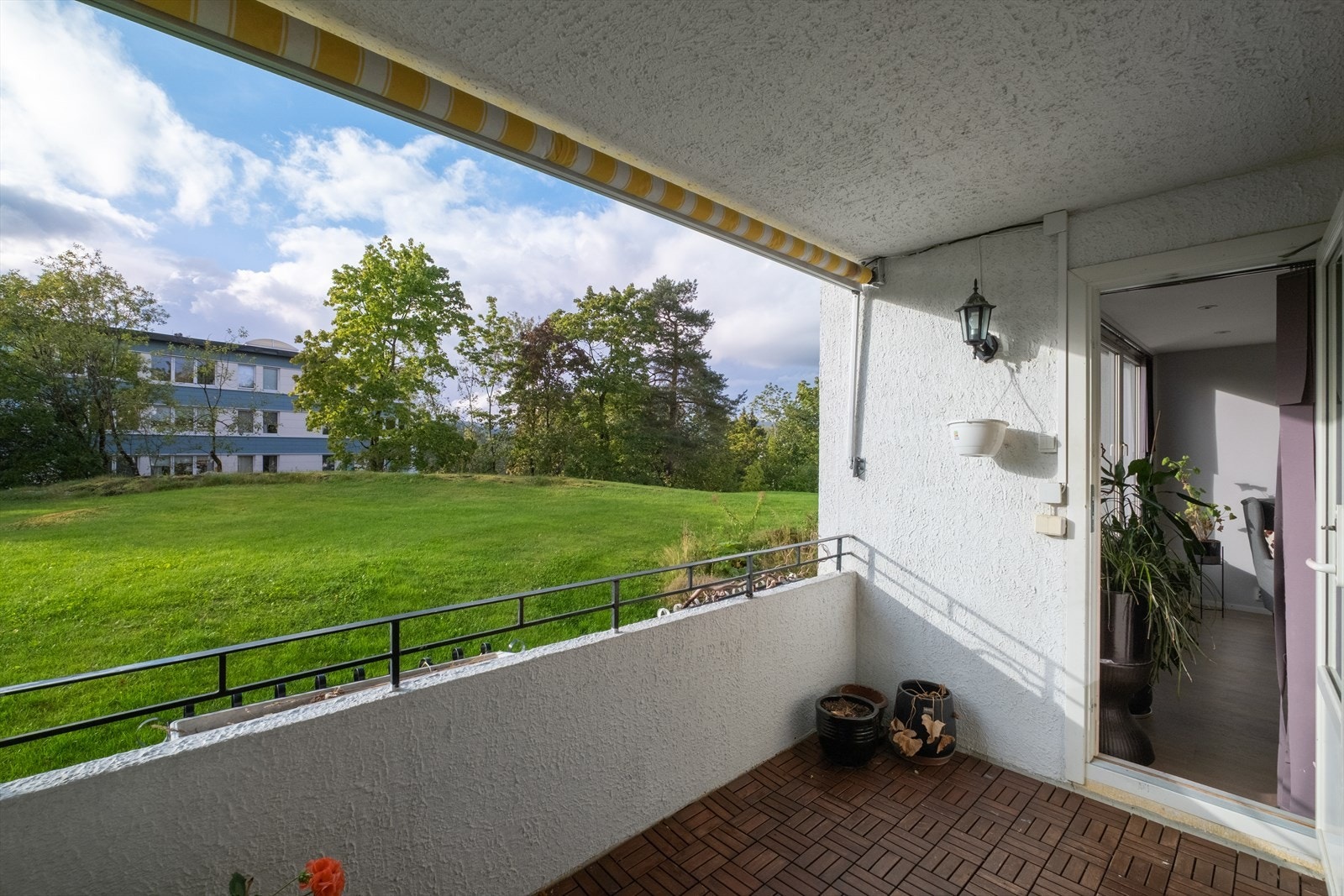 Fra stuen er det direkte utgang til en romslig balkong som fungerer som en naturlig forlengelse av oppholdsrommet. Galleribilde