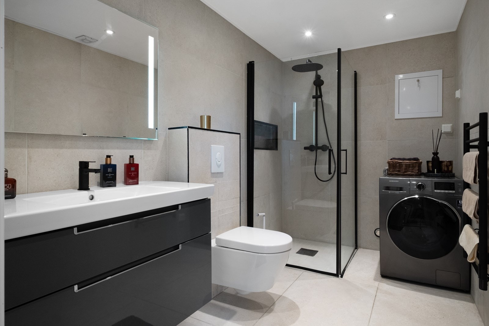 Moderne og lekkert bad, oppgradert i 2025. Galleribilde