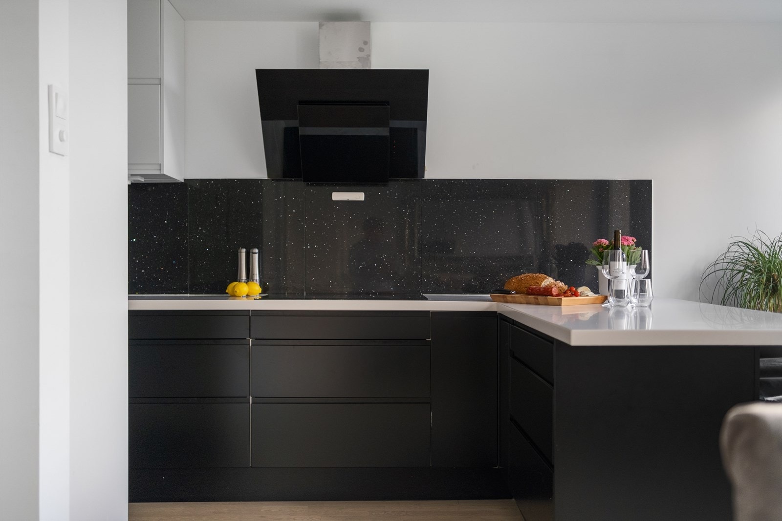 Kjøkkenet har en stilren innredning med glatte fronter og en slitesterk komposittbenkeplate med støpt oppvaskkum. Galleribilde