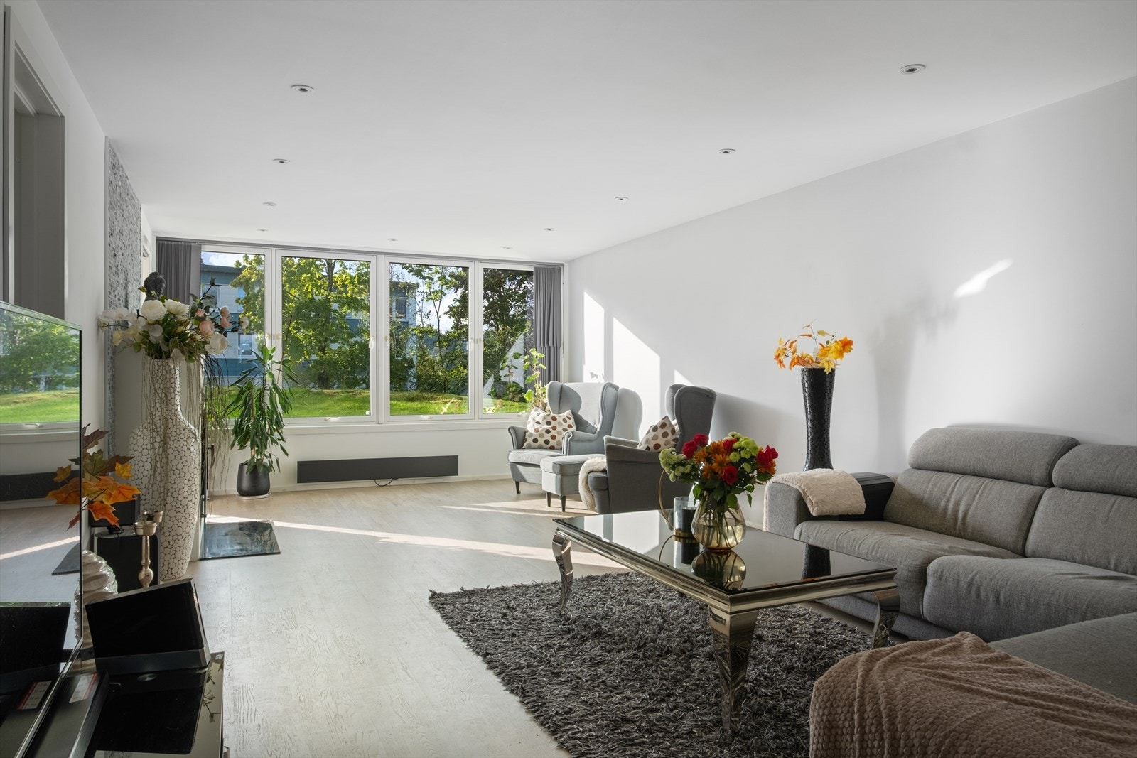 Stuen er romslig, med store vindusflater som slipper inn godt med dagslys og gir en luftig følelse. Galleribilde