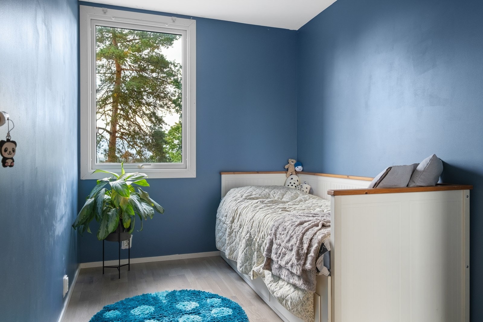 Soverom 2 egner seg perfekt som barnerom, gjesterom eller hjemmekontor. Galleribilde