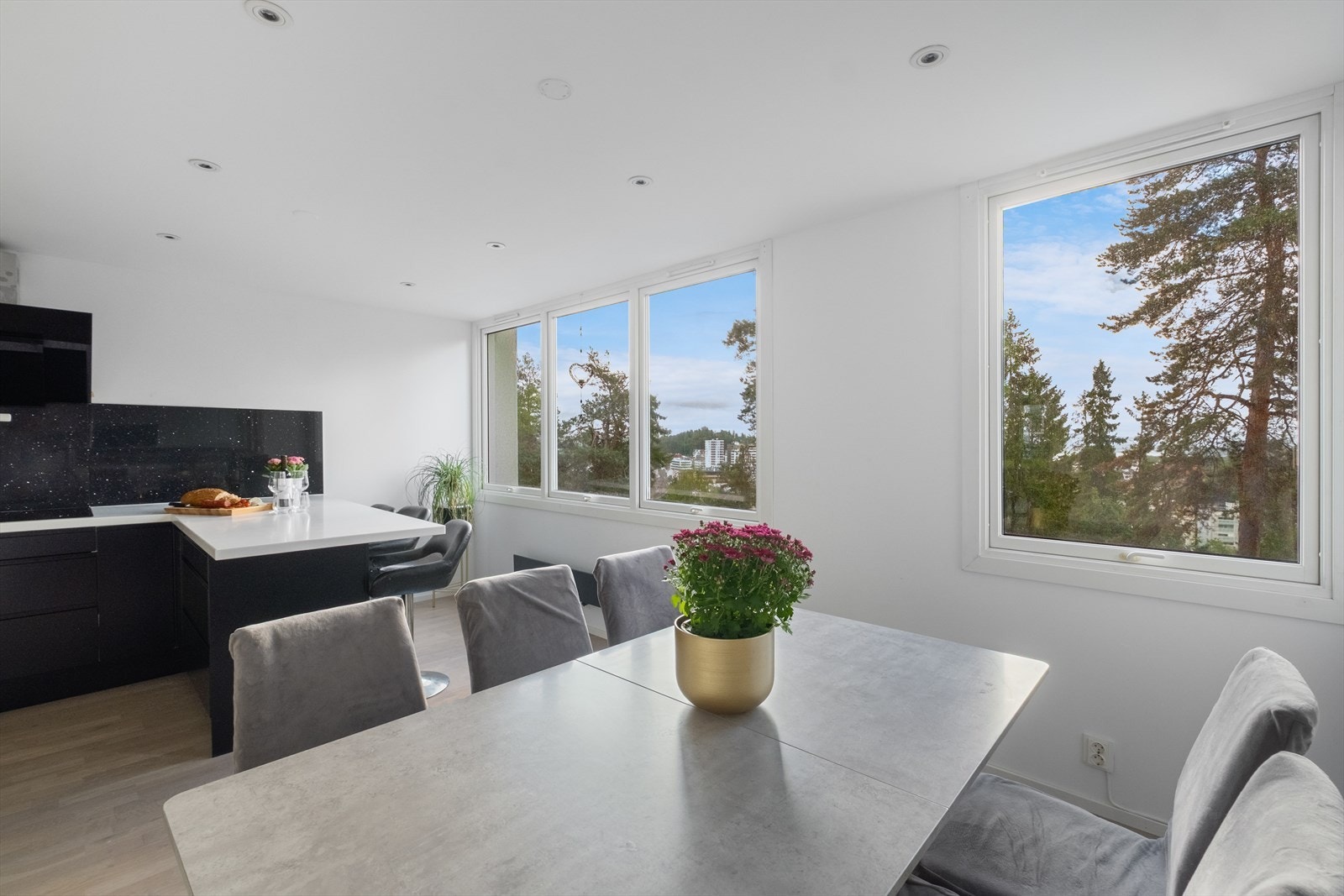 Kjøkkenet har en praktisk spiseplass med god plass til et stort bord og flere sitteplasser. Galleribilde