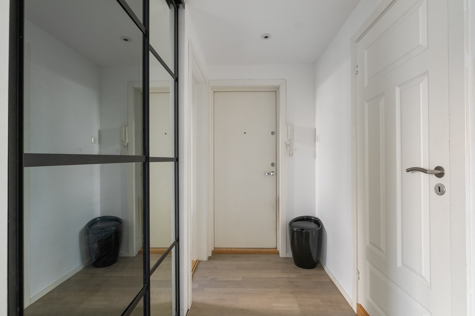 Entréen har en integrert skyvedørsgarderobe med plass til å sette fra seg sko og henge opp yttertøy. Galleribilde