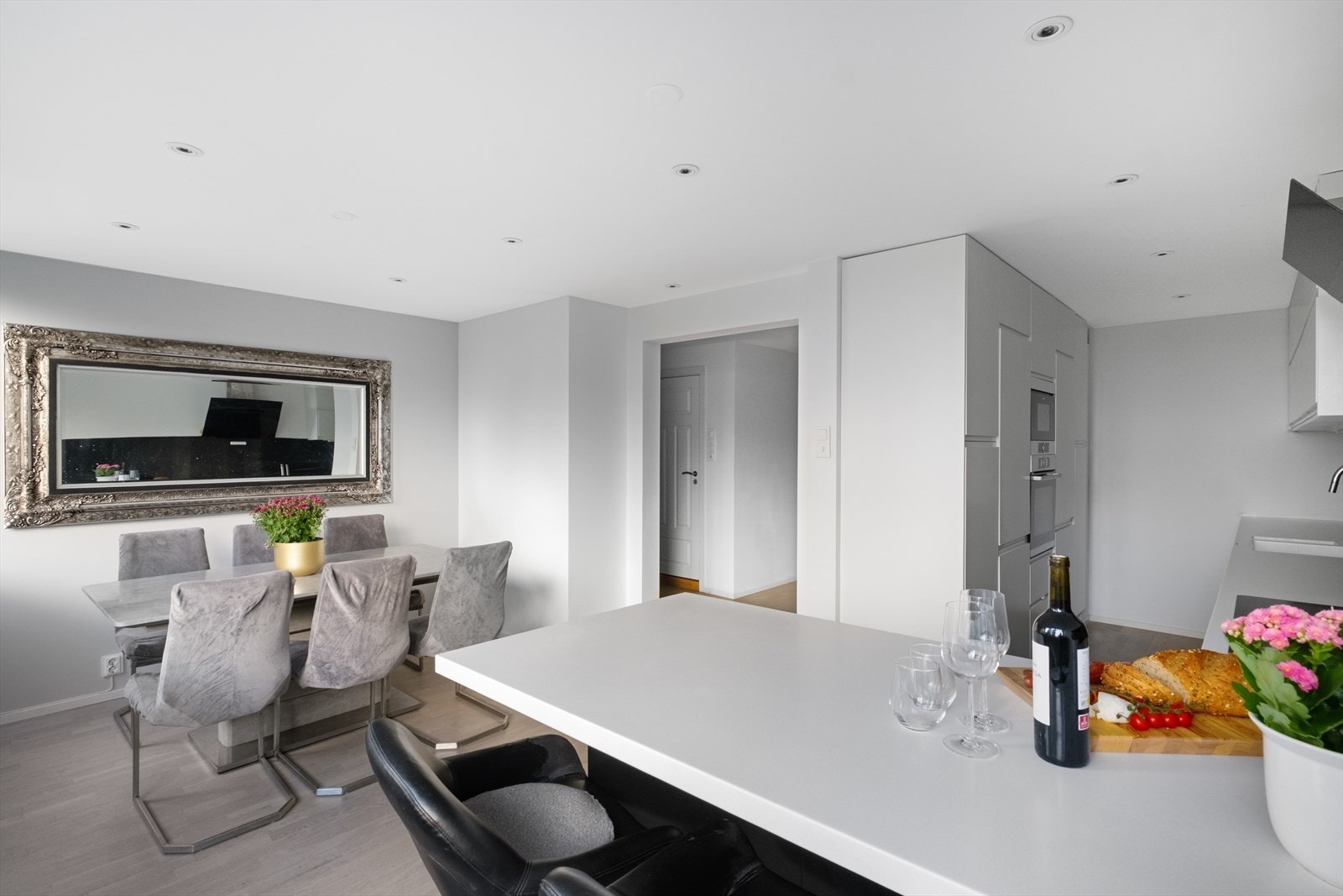 Det er godt utstyrt med integrerte hvitevarer: stekeovn, mikrobølgeovn, kjøleskap, fryseskap og oppvaskmaskin. Galleribilde