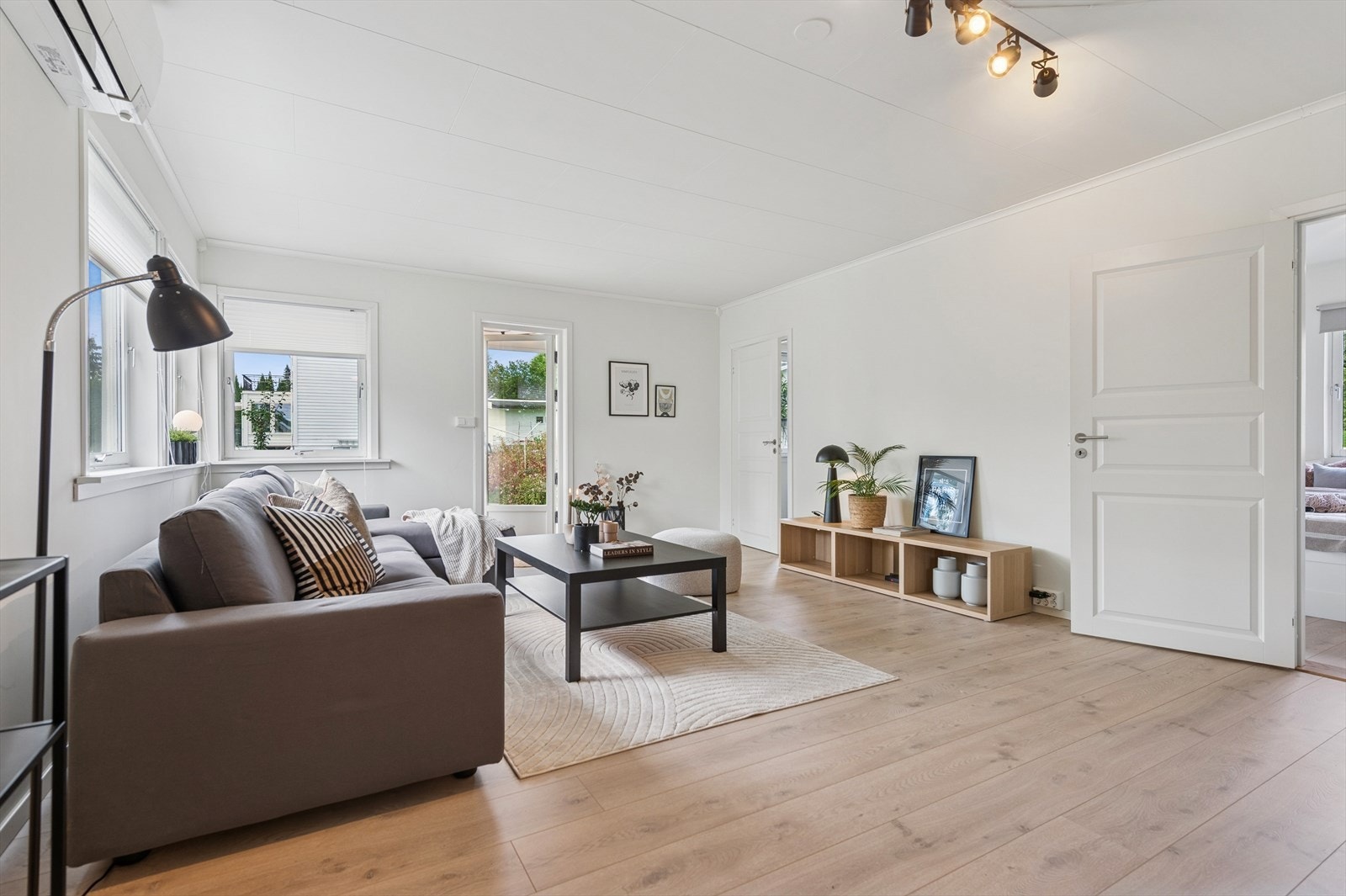 Dagligvarebutikker som Kiwi og Rema 1000 ligger innen gangavstand. Galleribilde