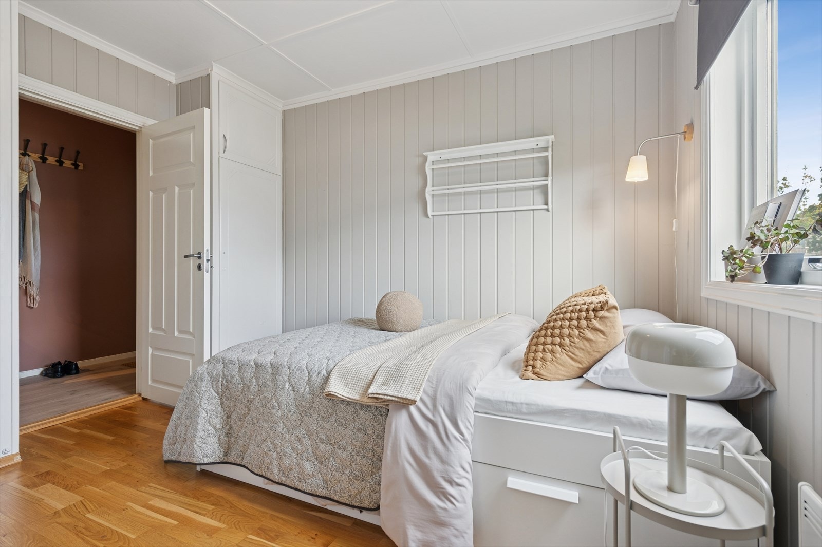 Leiligheten har tre soverom. Dette rommet har panel på veggene og parkett på gulvet. Galleribilde