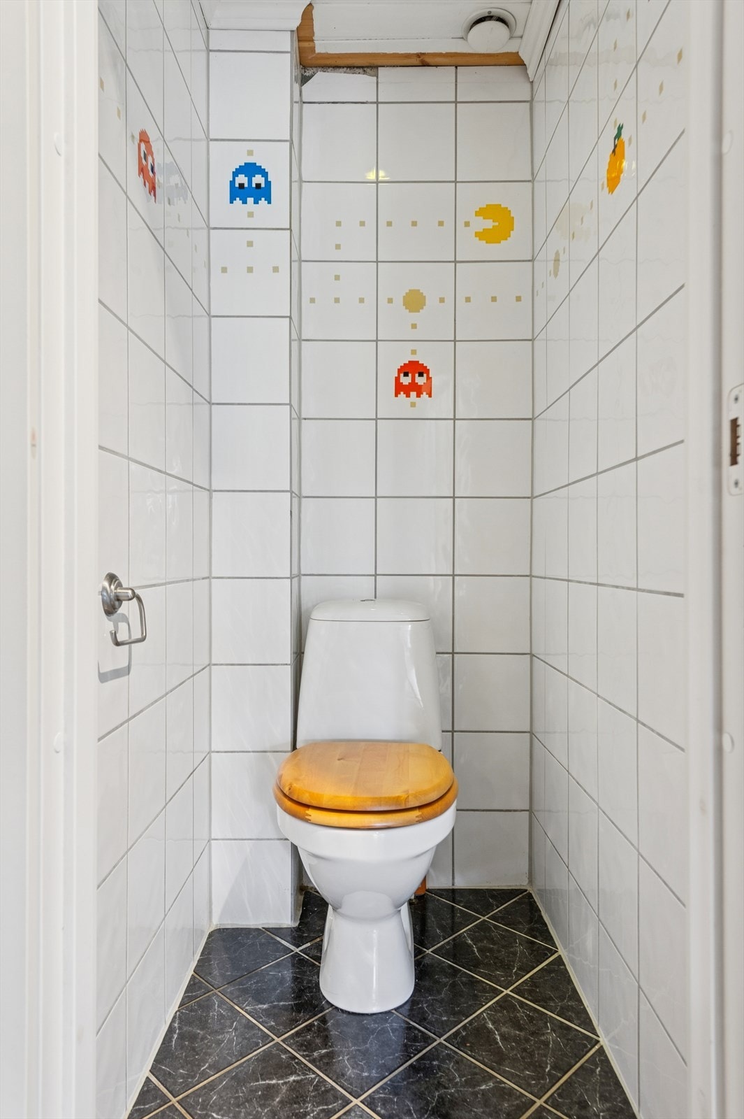 Toalettrommet er utstyrt med gulvmontert toalett og har flislagte overflater. Galleribilde