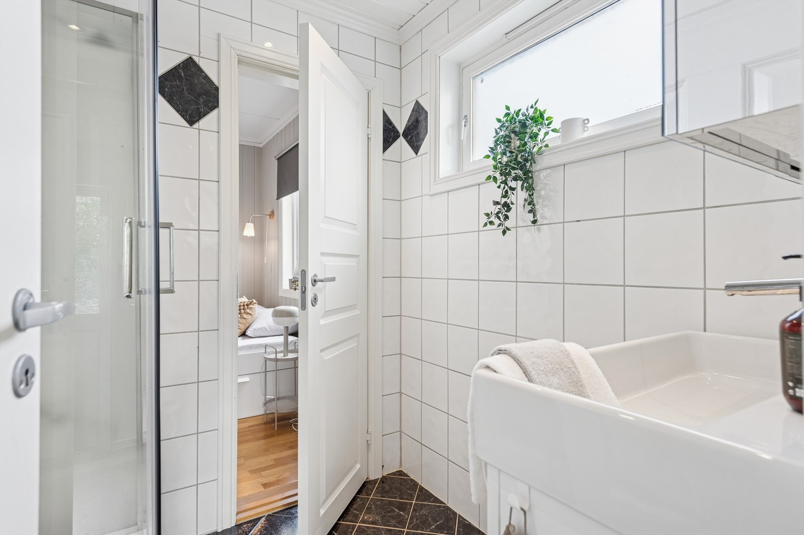 Badet har mekanisk avtrekksventilasjon med tilluft via dør. Galleribilde