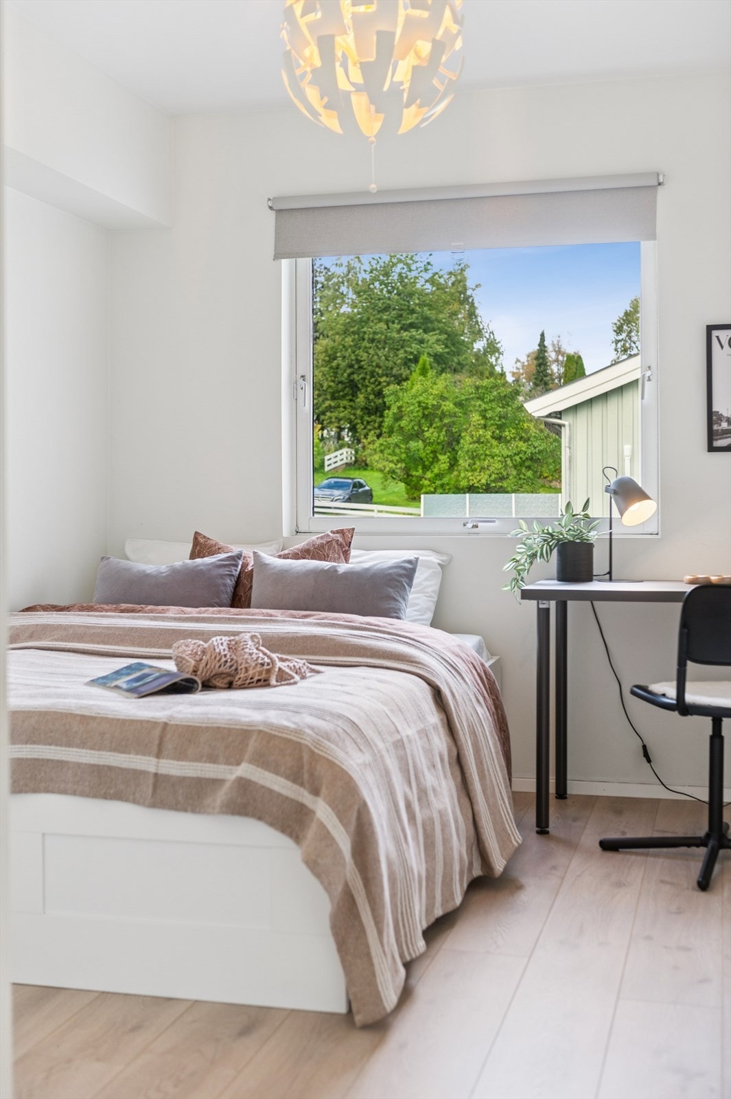 Også her gir vinduet godt med dagslys, og rommet har et nøytralt utgangspunkt. Galleribilde