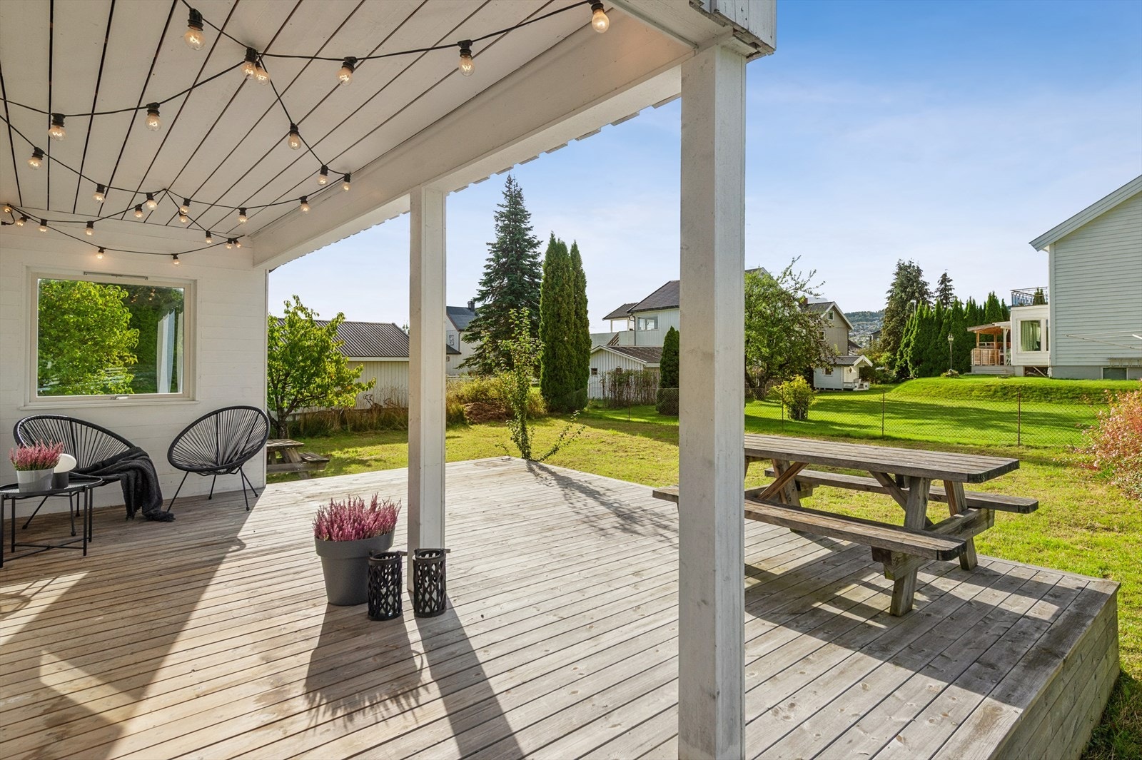 Den overbygde delen av terrassen gir ly for vær og vind. Galleribilde