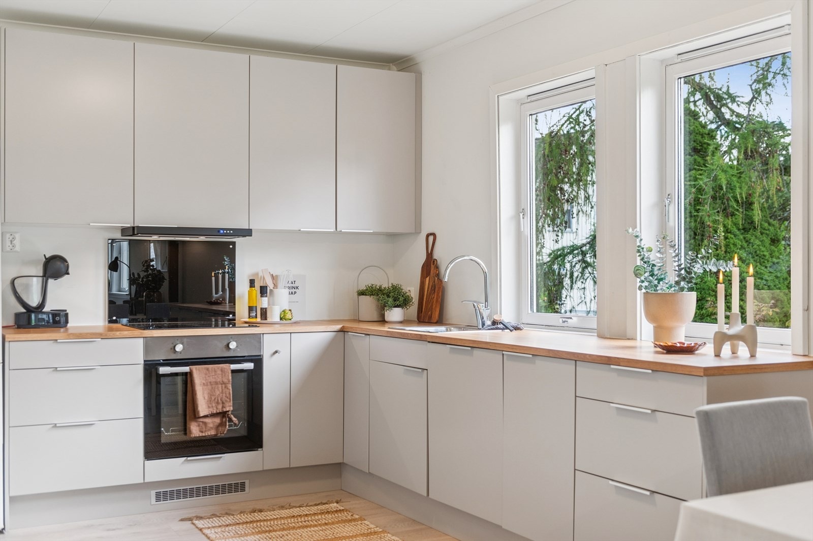 Innredningen fra 2023 har glatte fronter og integrert komfyr, koketopp og oppvaskmaskin. Galleribilde