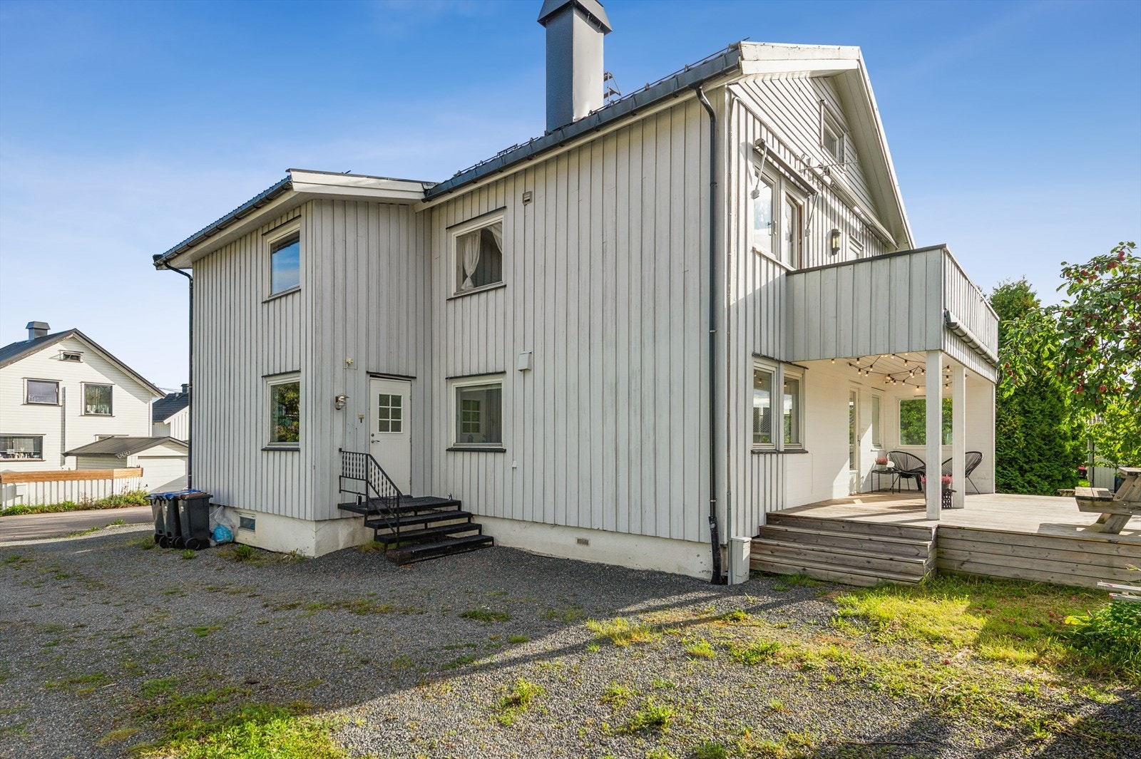 Gruset gårdsplass og fin beliggenhet med kort vei til barnehager, skoler og dagligvarebutikker. Galleribilde