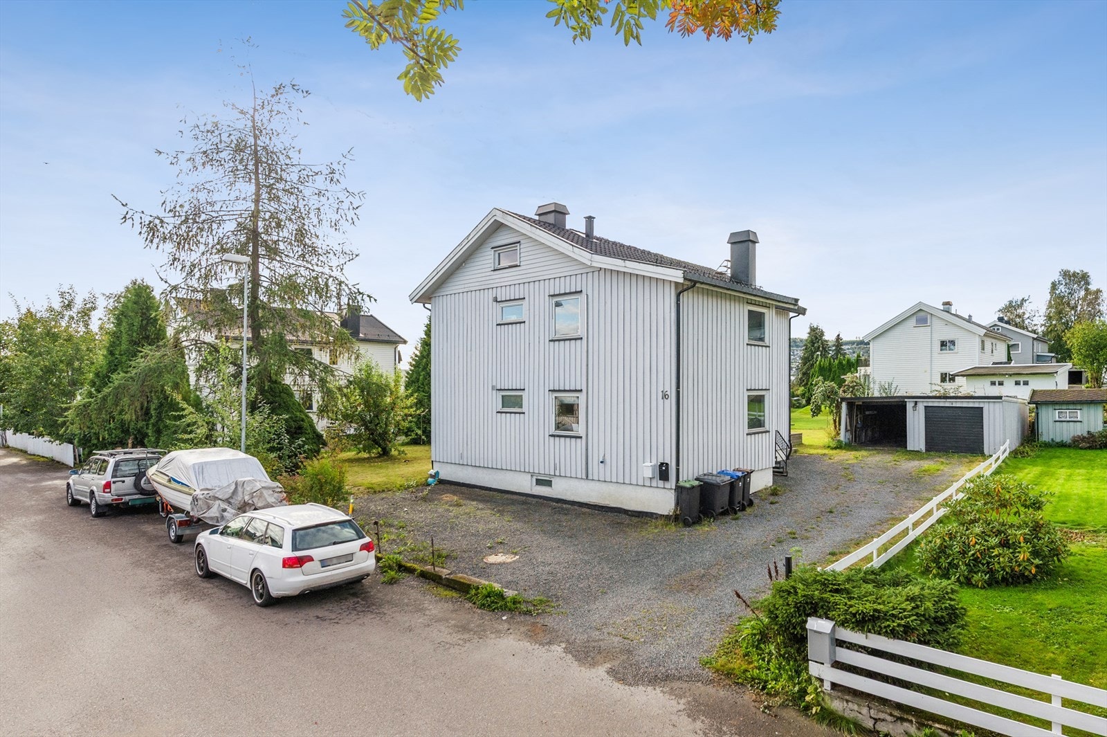 Eiendommen har gode parkeringsmuligheter og en egen carport som tilhører seksjonen. Galleribilde