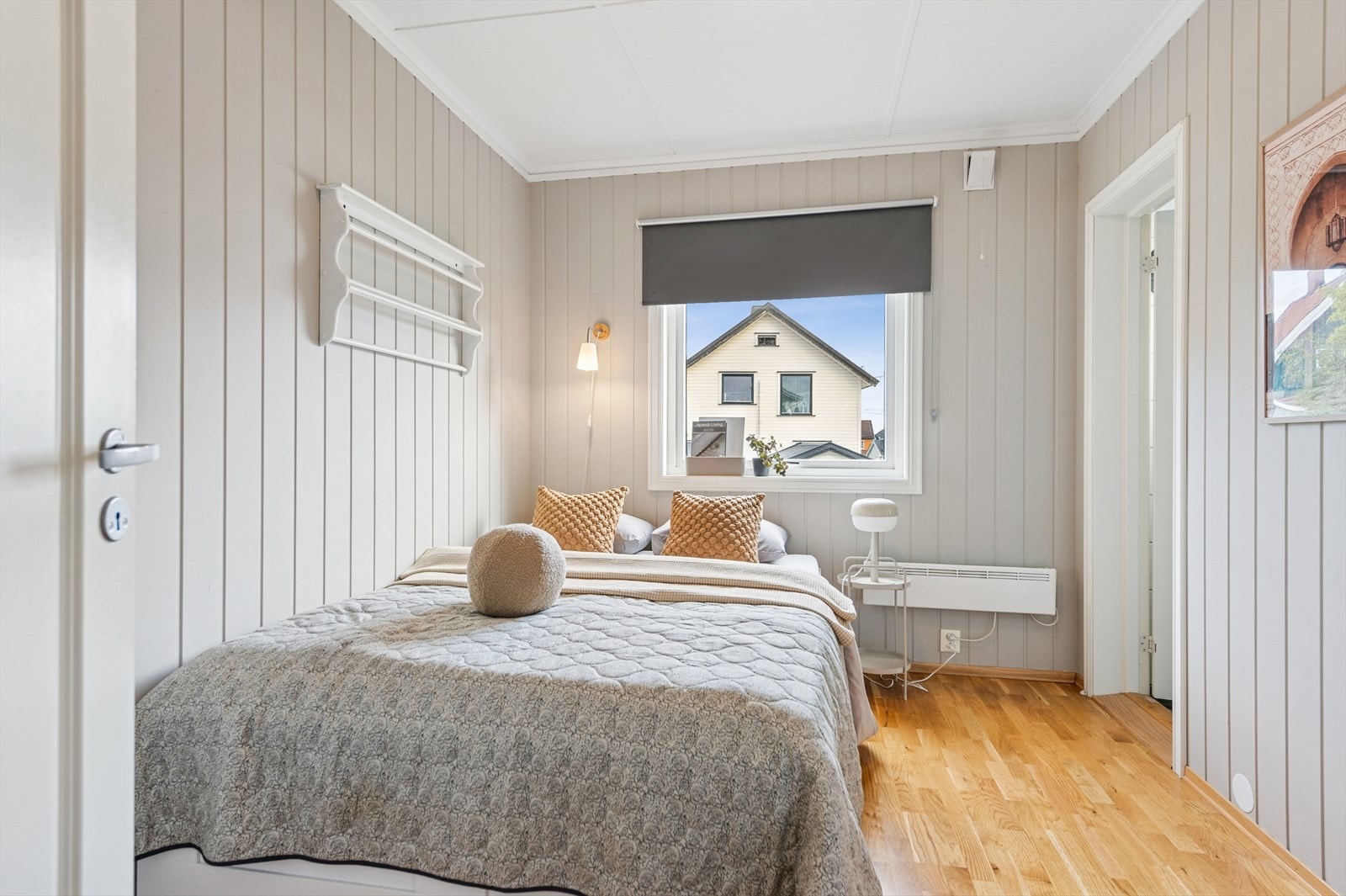 Rommet har god plass til seng og har adkomst fra gangen. Galleribilde