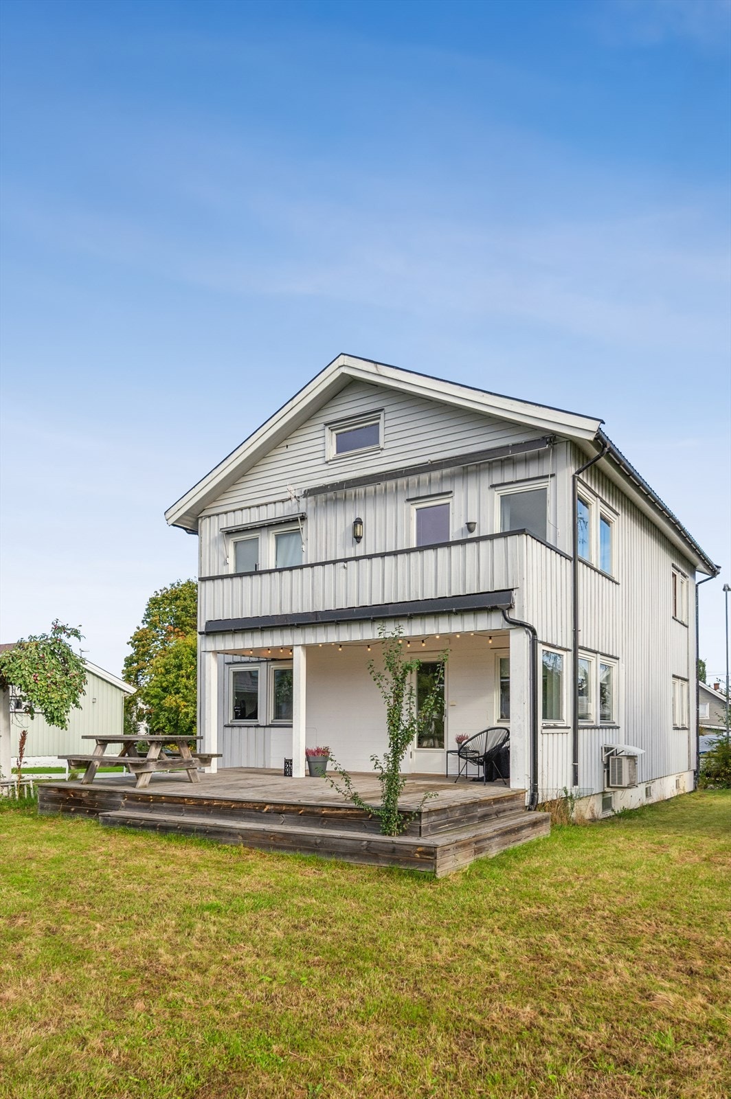 Dette er en del av en horisontaldelt tomannsbolig med en stor, sørvendt terrasse. Galleribilde