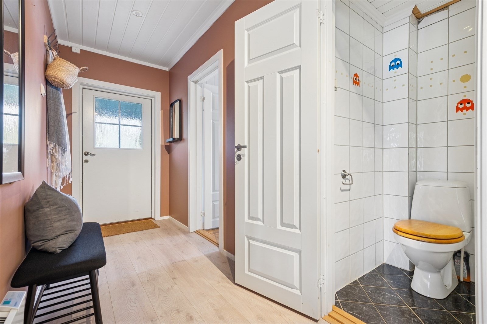Fra gangen er det inngang til et praktisk, separat toalettrom. Galleribilde