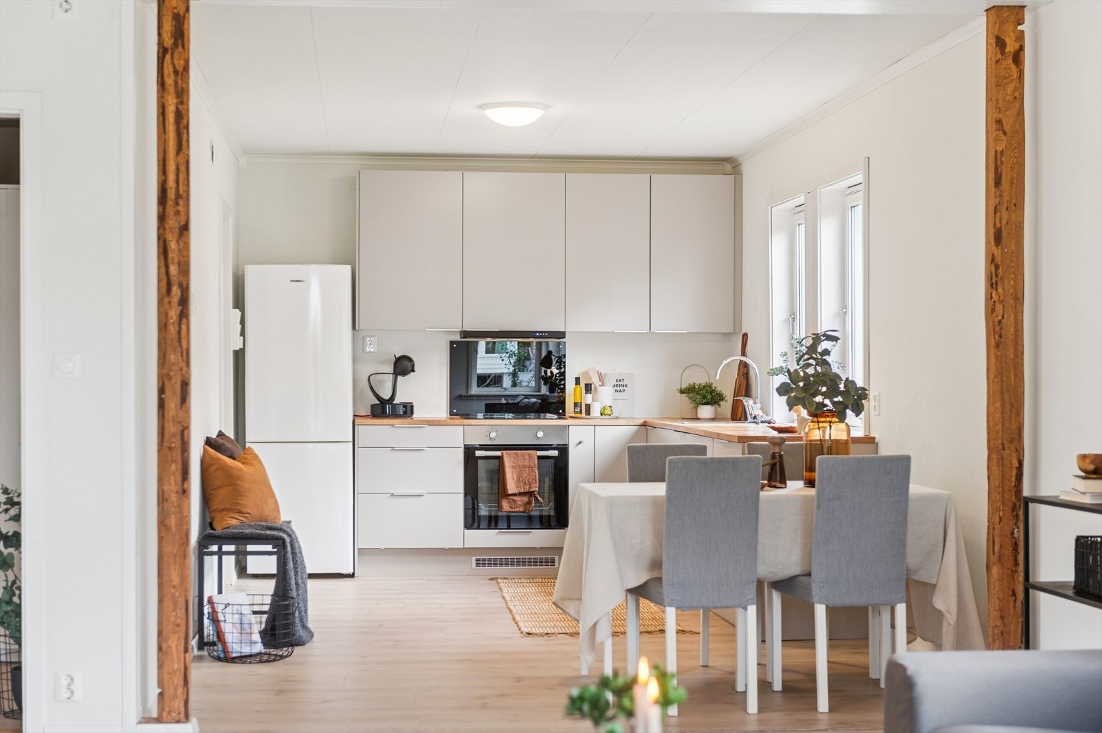 Det er rikelig med skapplass og rom for et frittstående kjøleskap. Galleribilde