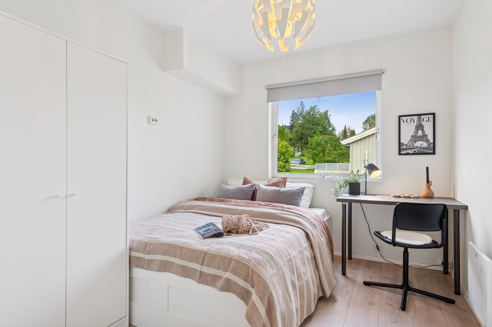 Det andre soverommet er lyst med malte flater og plass til både seng og skrivepult. Galleribilde