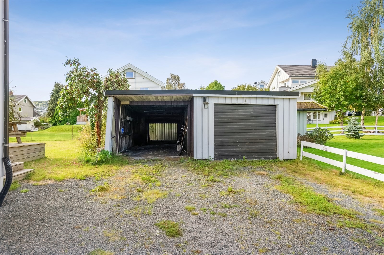 Til leiligheten hører en egen carport fra 1972. Galleribilde
