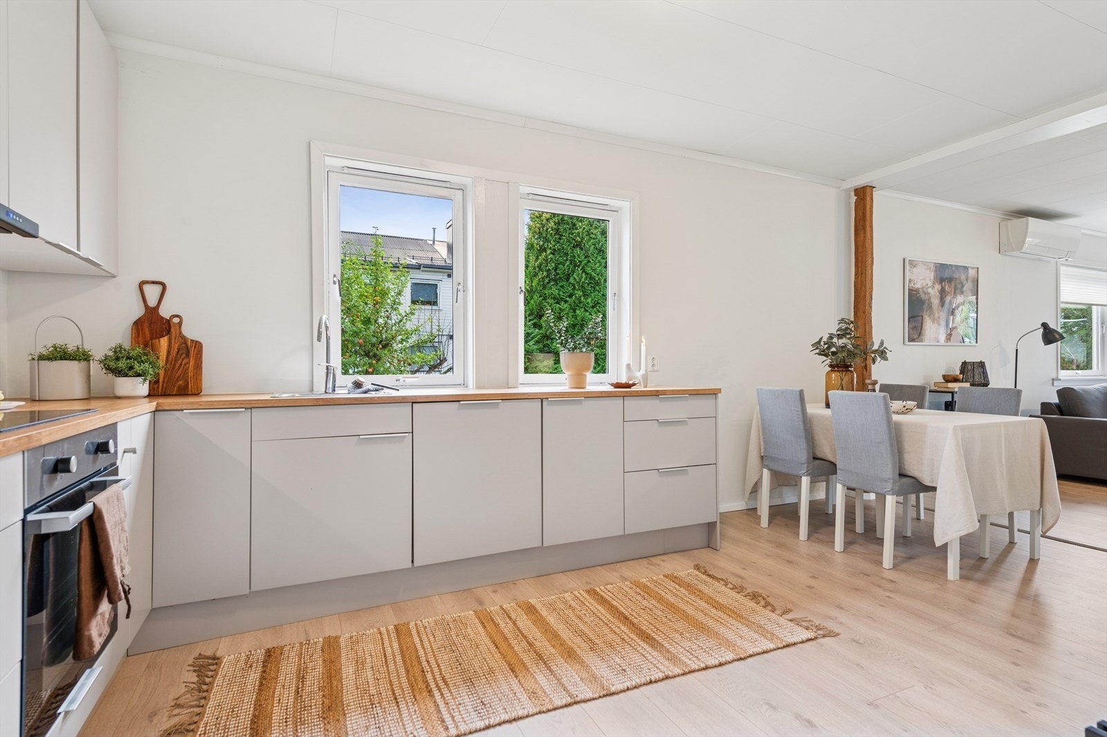 Vinduer over den laminerte benkeplaten sørger for godt med naturlig arbeidslys. Galleribilde