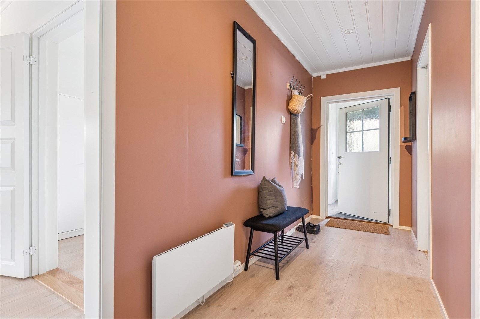 Vi starter i en romslig entré som gir adkomst til leilighetens øvrige rom. Galleribilde