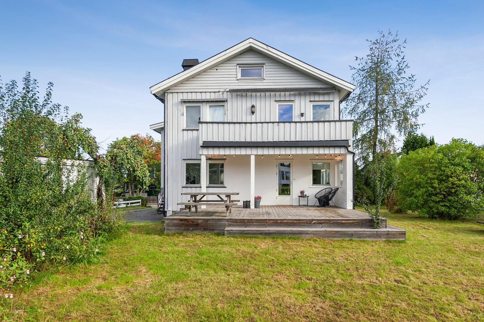 Dette er en lys og trivelig 1. etasjes leilighet i en horisontaldelt tomannsbolig med praktisk planløsning. Galleribilde