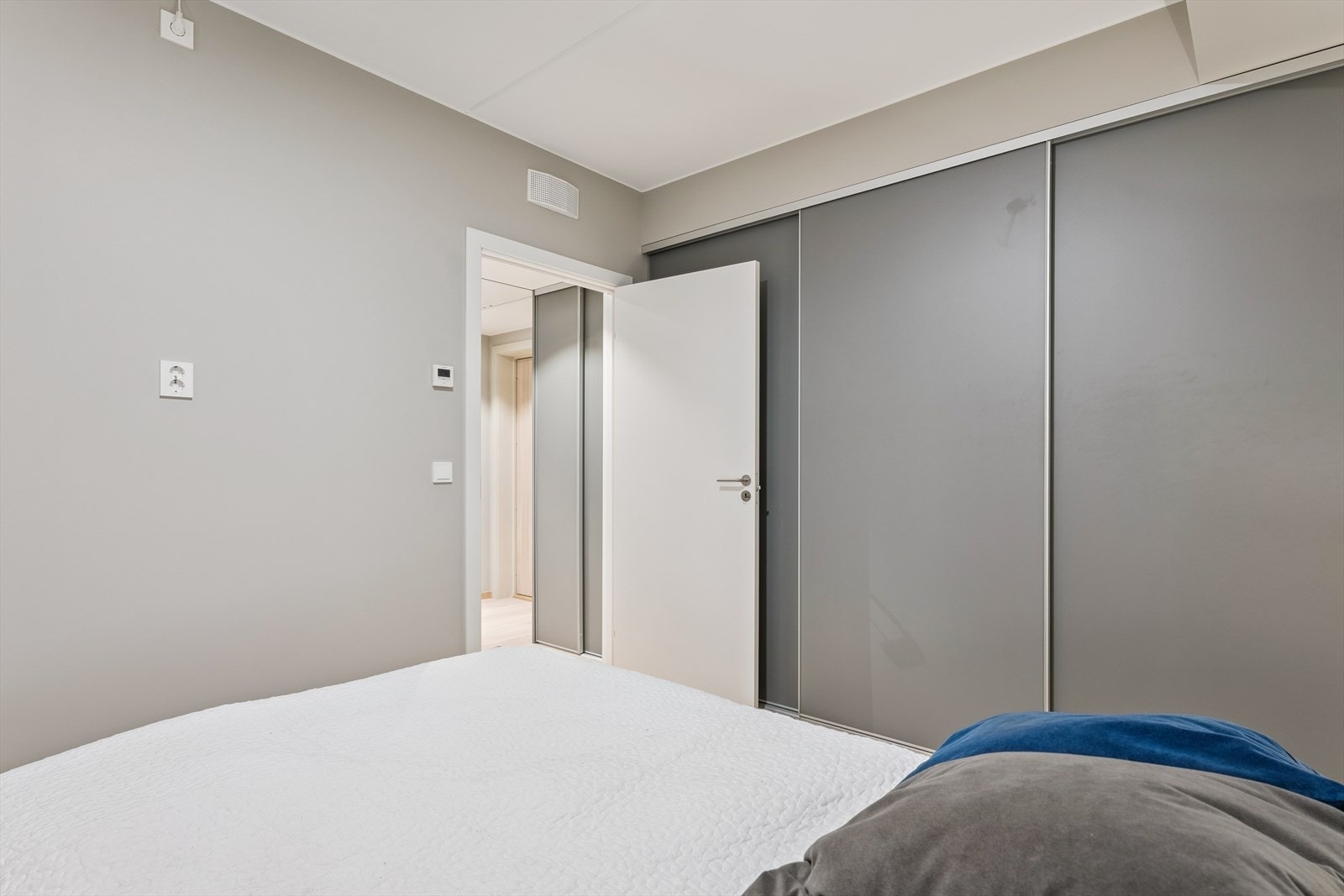 Også dette rommet har parkett på gulvet og malte, glatte vegger. Galleribilde