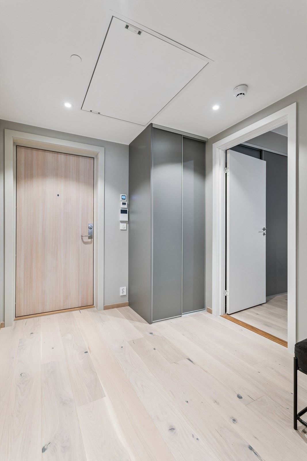 Velkommen inn i en lys entré med plass til garderobeløsning. Galleribilde