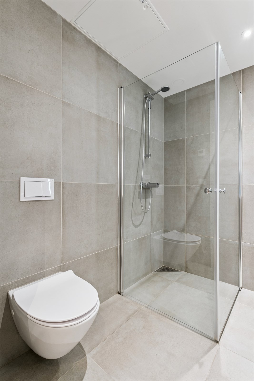 Et vegghengt toalett bidrar til et stilrent uttrykk og forenkler renholdet. Galleribilde