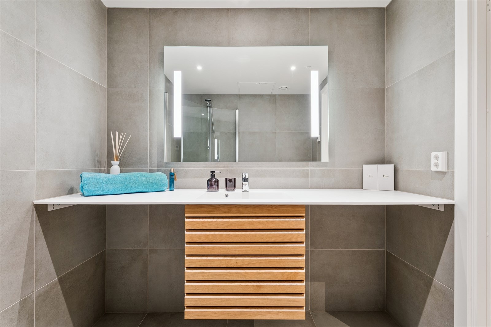 Badet er helfliset med en moderne innredning og behagelig varme i gulvet. Galleribilde