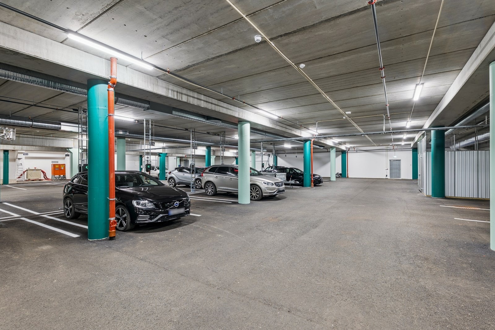 Det medfølger en fast biloppstillingsplass i felles parkeringskjeller. Galleribilde