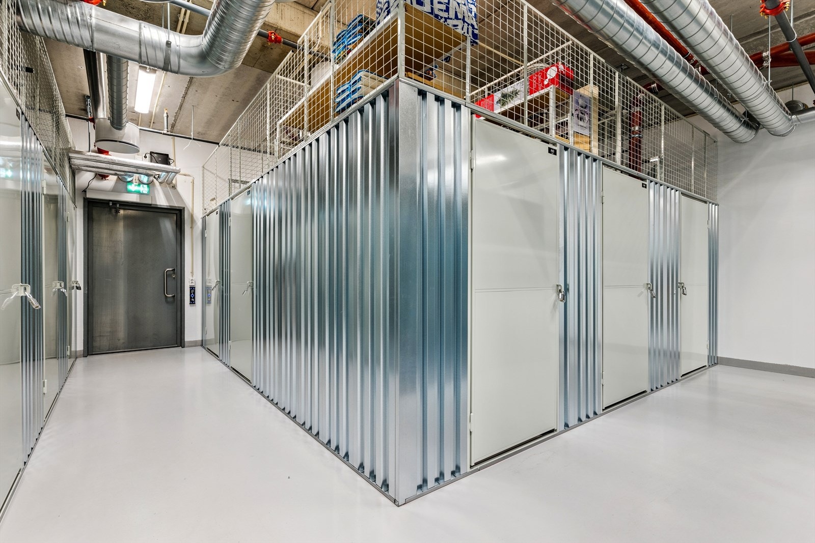 En privat bod på 5 m² i 1. etasje gir gode lagringsmuligheter. Galleribilde