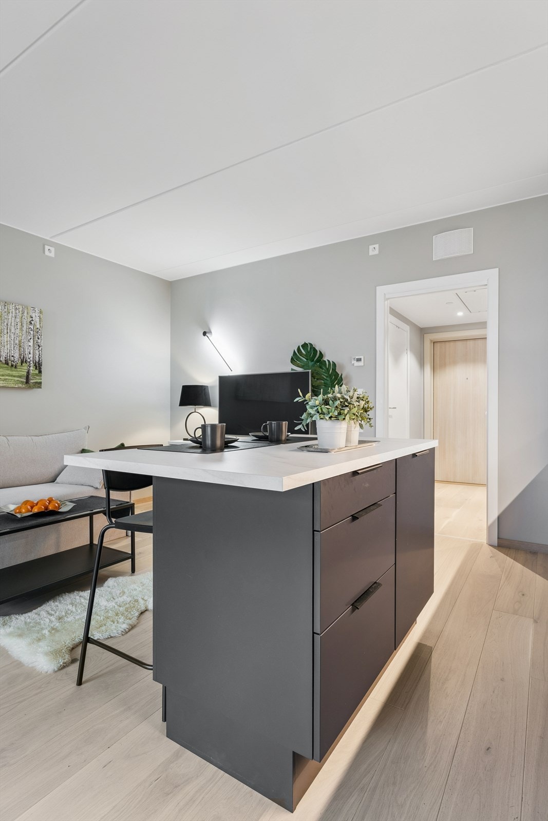 Kjøkkenøya gir både ekstra oppbevaring og en uformell sitteplass. Galleribilde