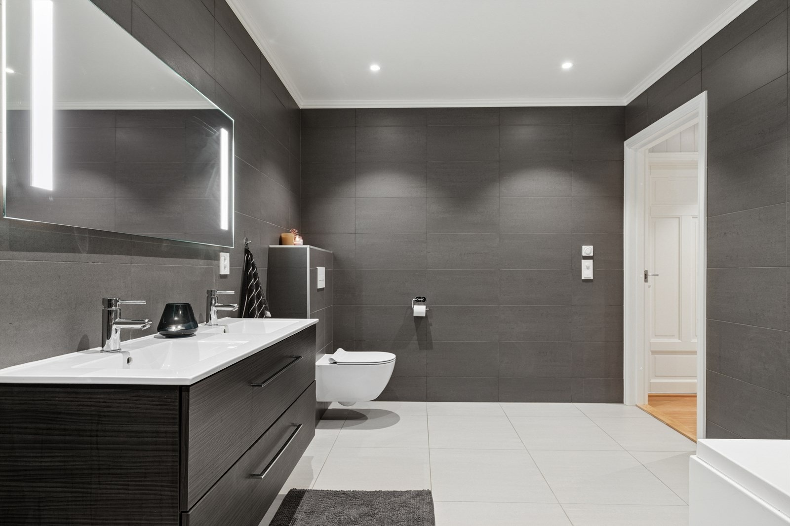 Lekkert bad plassert ved soverommene i underetasjen. Galleribilde