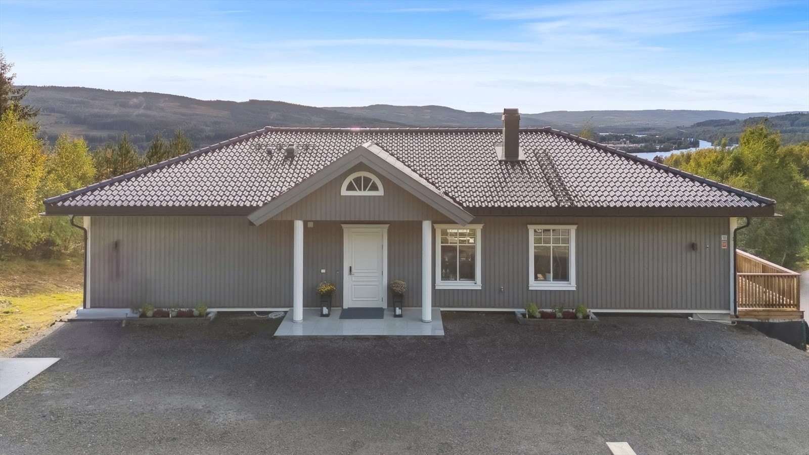 Oppgruset parkeringsplass. Det er også støpt plate til en garasje. Galleribilde