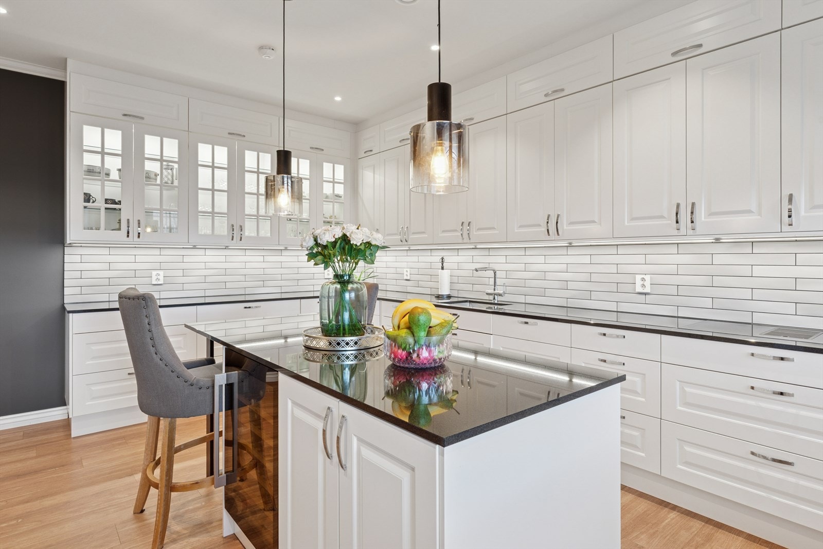 Innredningen går helt opp til taket med ekstra skap over alle overskapene. Galleribilde