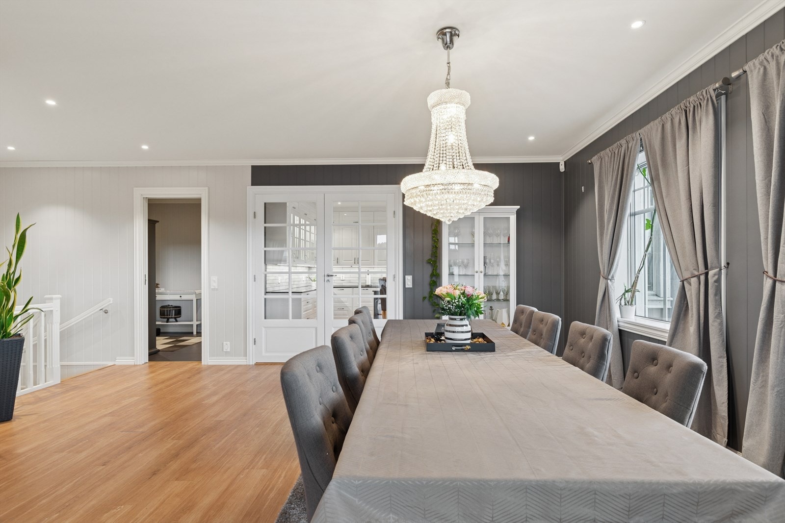 Romslig stue med klassisk avdelt kjøkken. Galleribilde