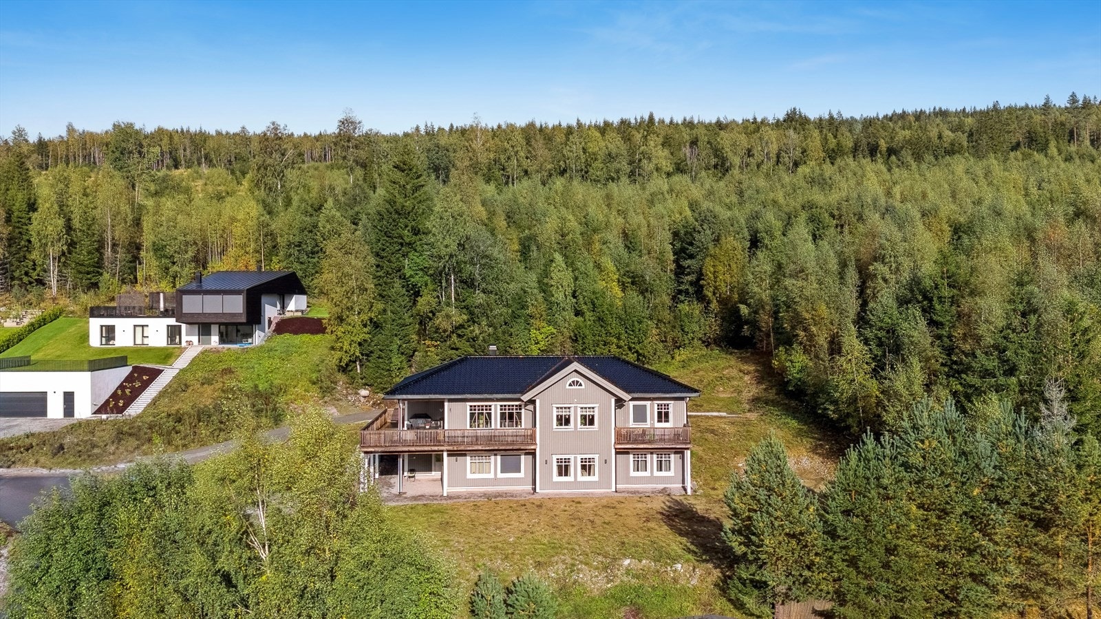 Boligen ligger høyt i terrenget og med godt albuerom til naboene. Galleribilde