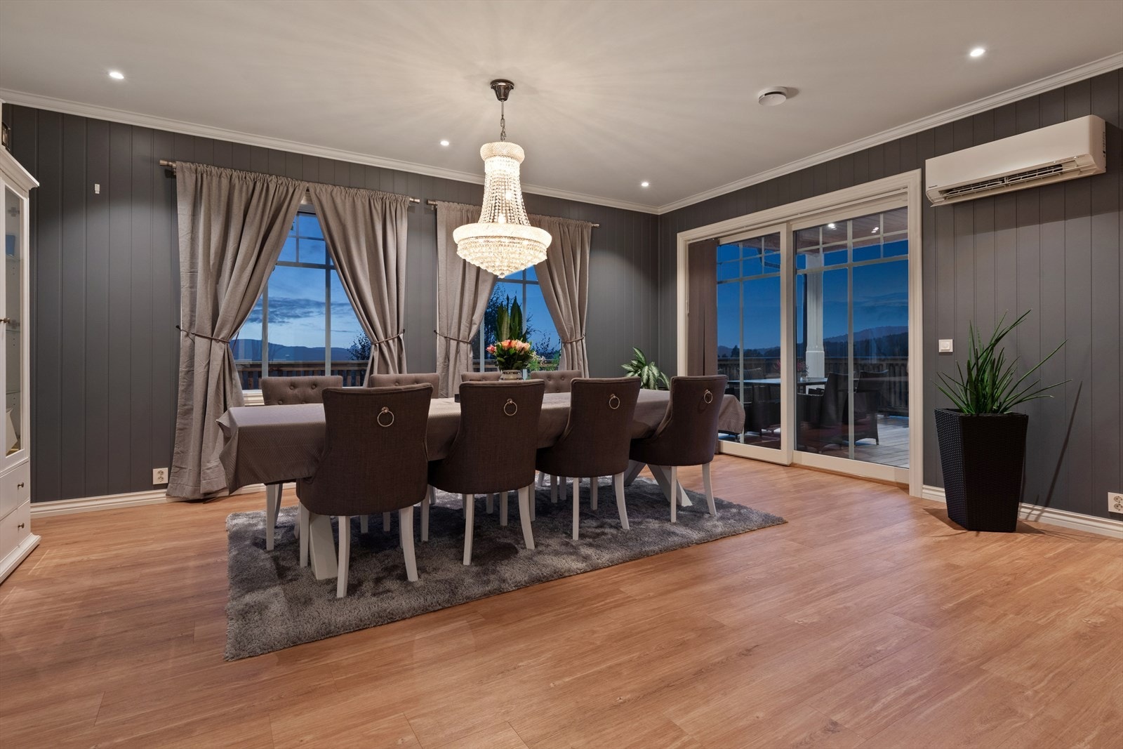 Slitesterke gulv av klikkvinyl. Galleribilde