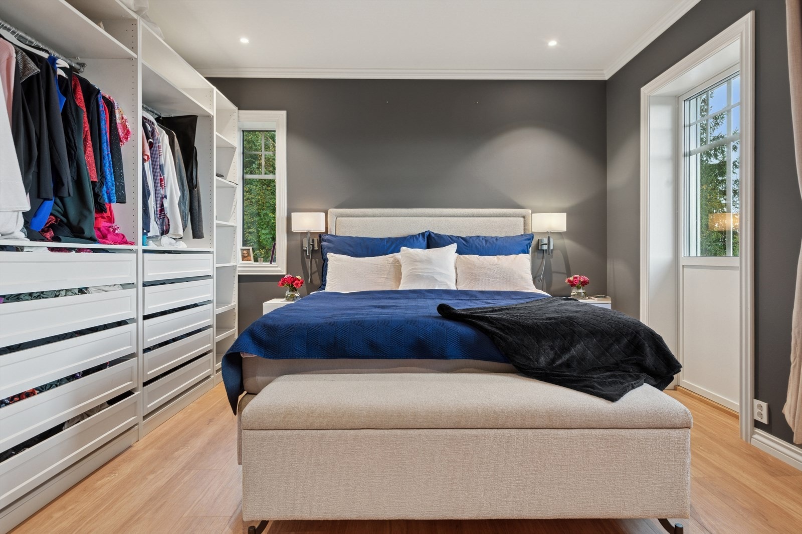 Soverommet i 1. etasje har adkomst ut til lufteveranda. Galleribilde