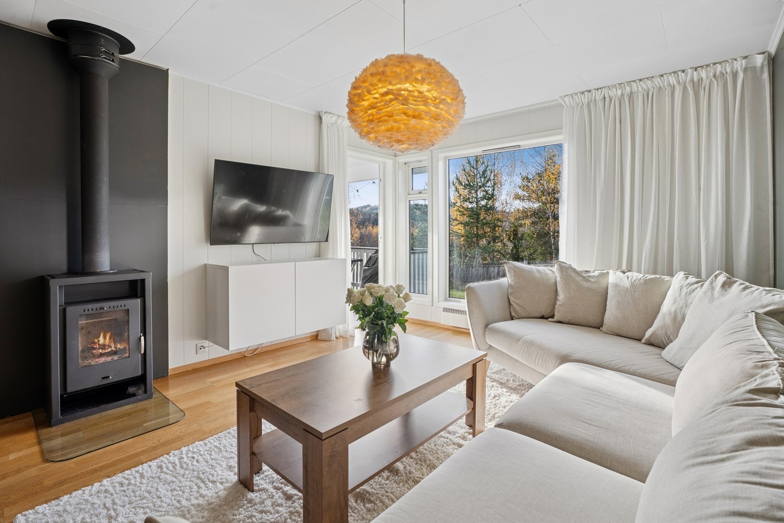 Stuen er utstyrt med koselig peisovn for varme og ekstra hygge Galleribilde