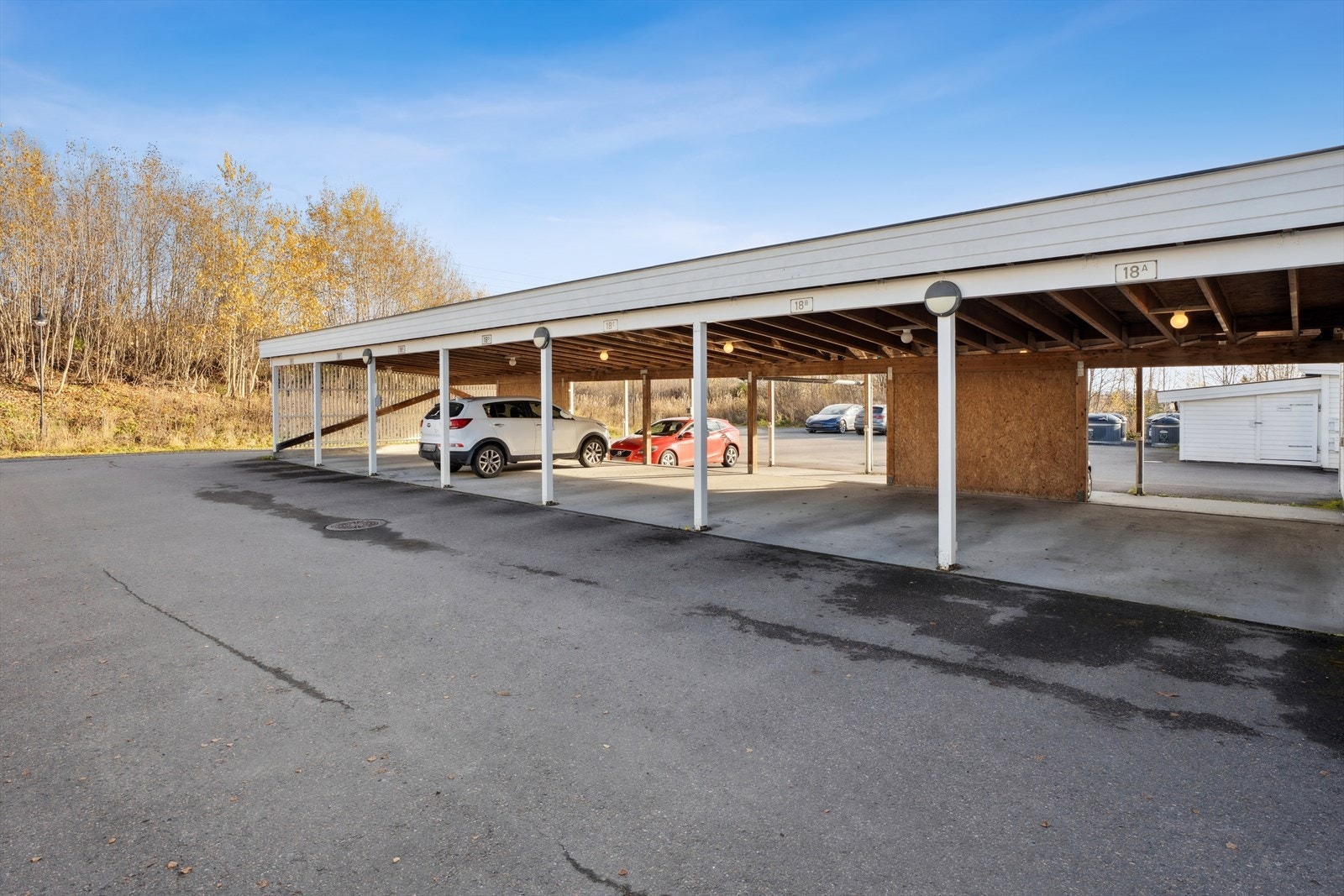 Det medfølger en fast parkeringsplass i et felles carportanlegg Galleribilde