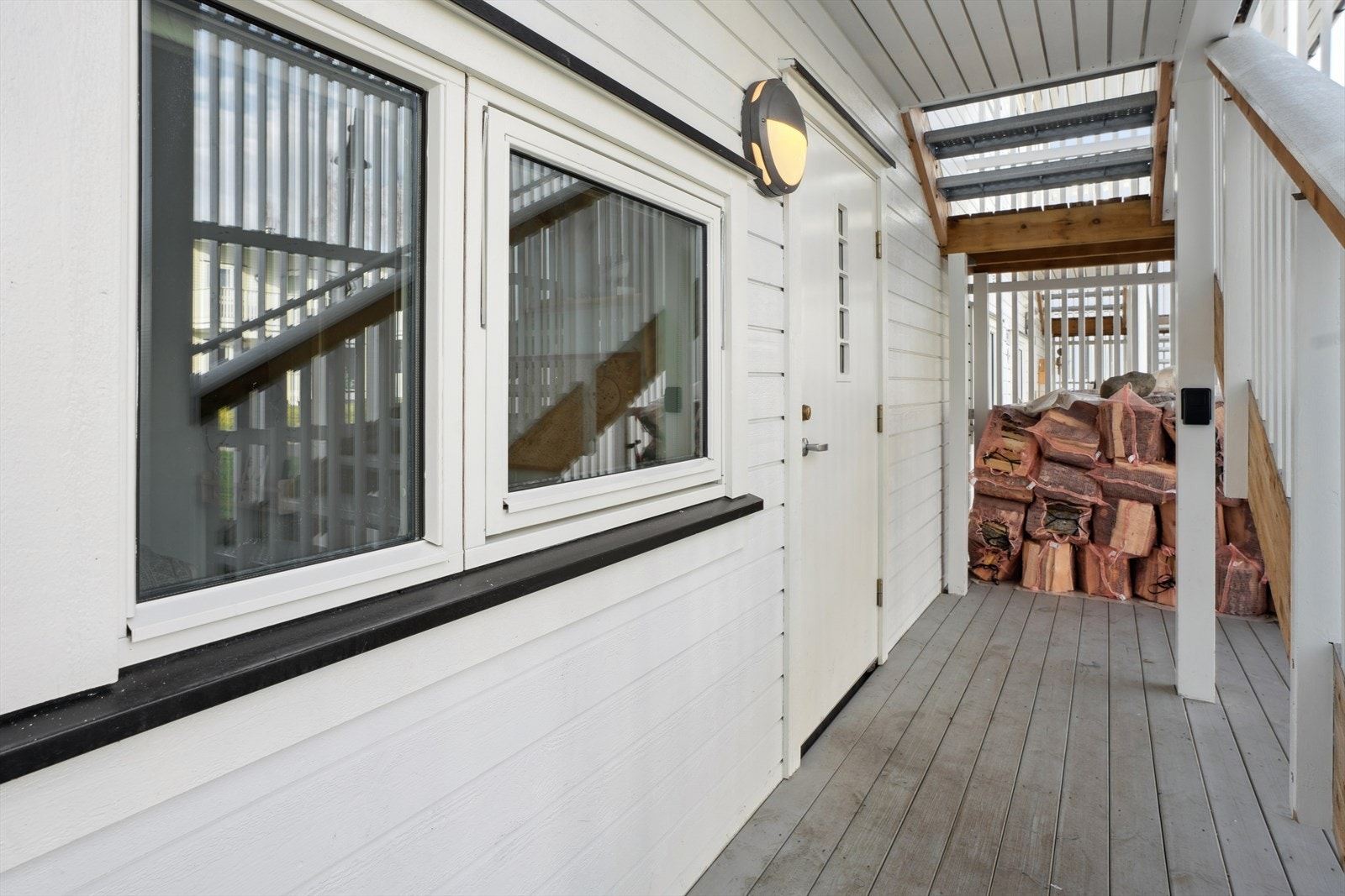 Et overbygget inngangsparti ønsker deg velkommen inn Galleribilde