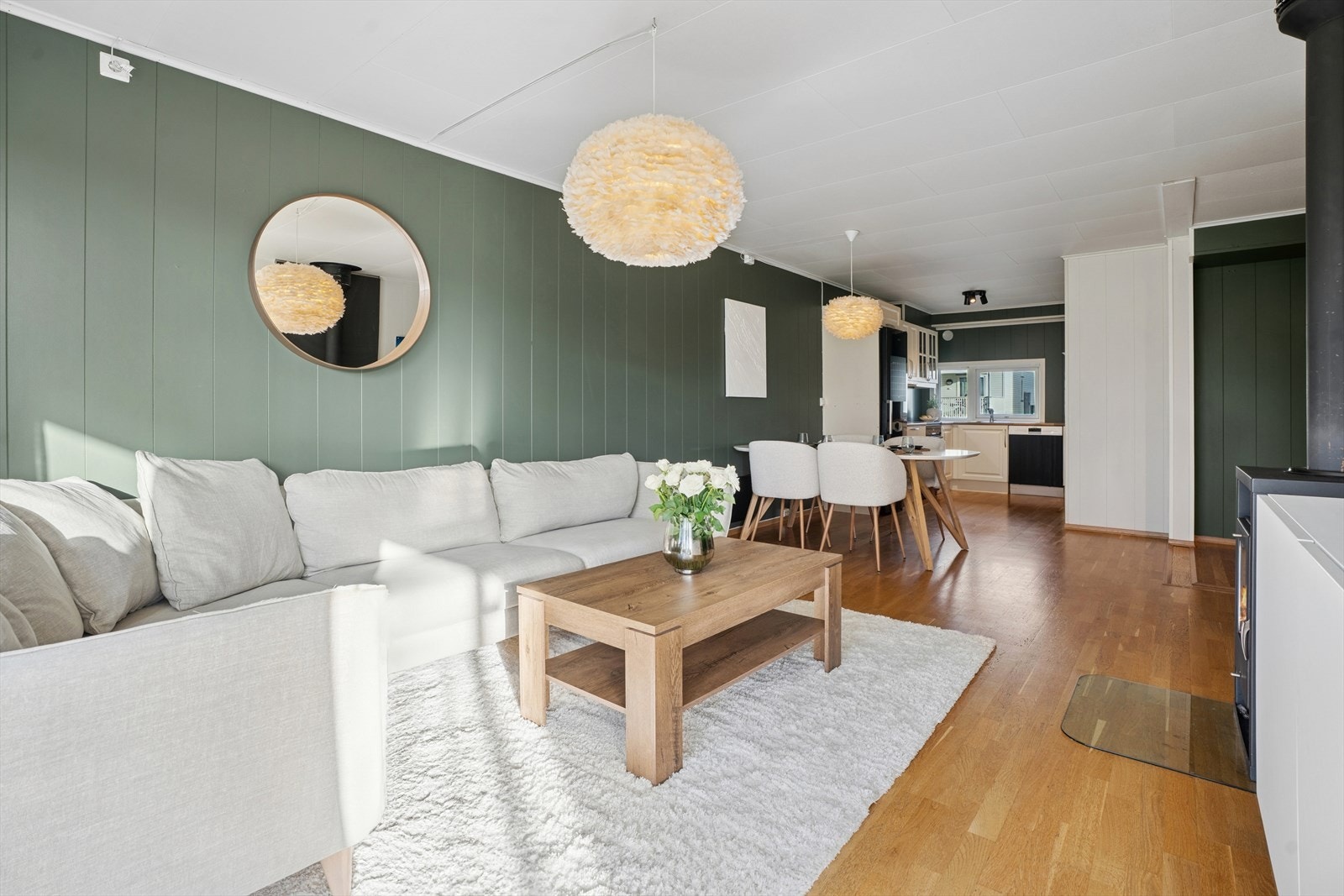 Her er det god plass til både spisebord og en romslig sofagruppe Galleribilde