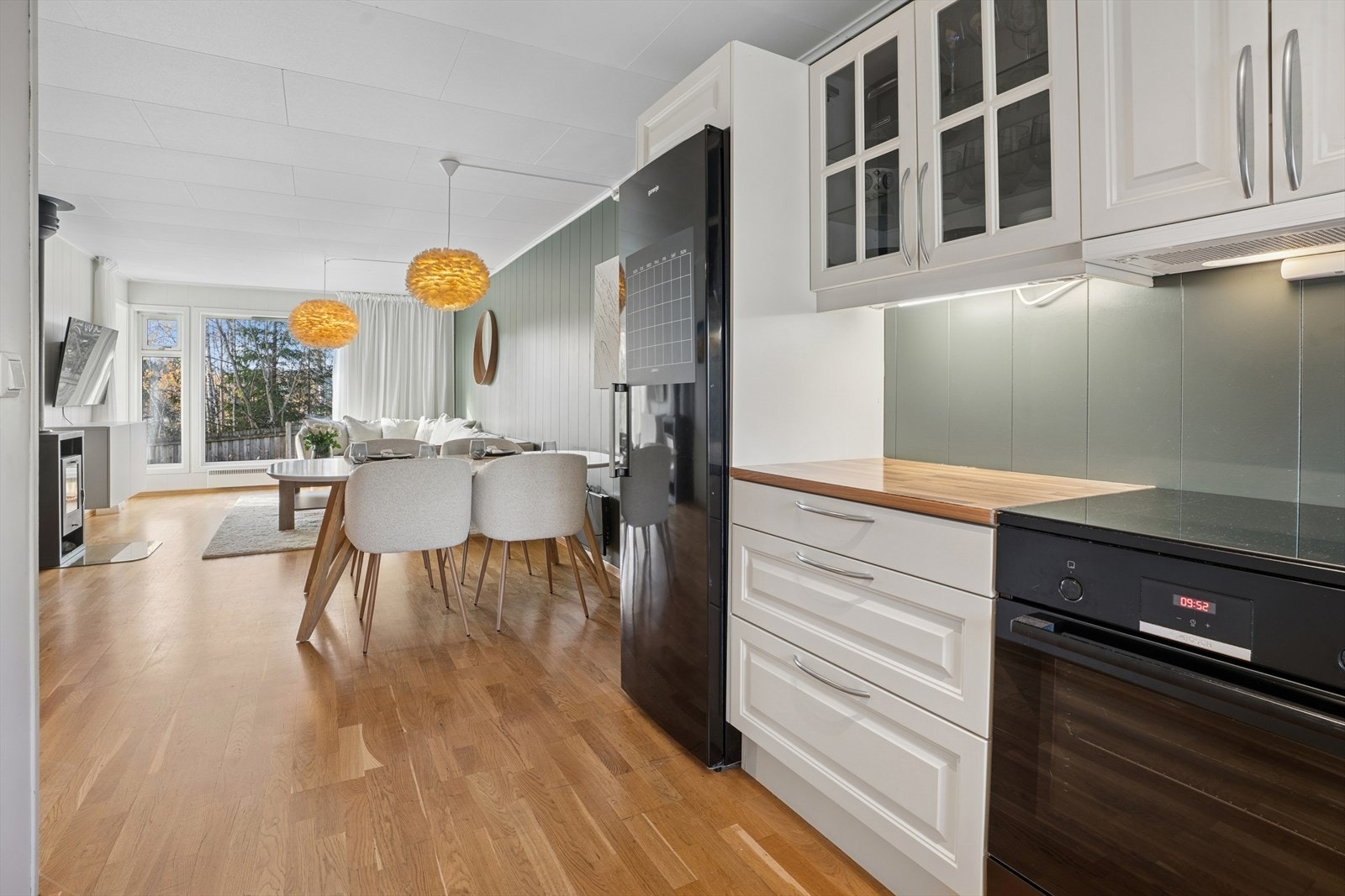 Kjøkkenet er funksjonelt med profilerte fronter og laminert benkeplate Galleribilde