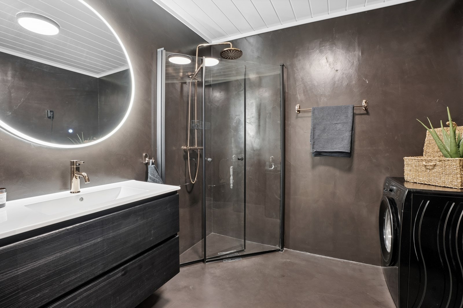 Leiligheten har et stilrent bad som ble modernisert av fagfolk i 2021 Galleribilde